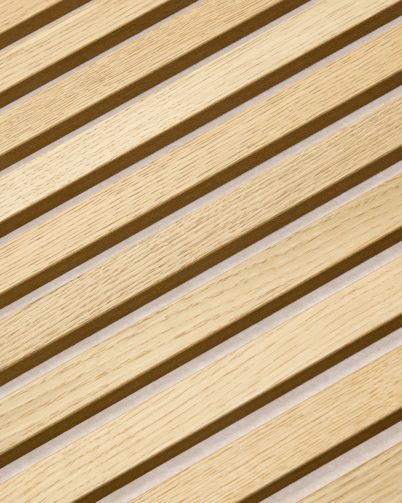 Gros plan sur WoodUpp Akupanel Panneau acoustique en Classic Oak avec feutre beige clair, 240x60 cm, avec texture en bois à lattes nordique et conception absorbant le son.